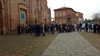 Pubblico davanti alla Basilica di S. Giorgio.jpg