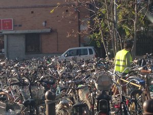 Rimozione di biciclette abbandonate davanti alla stazione