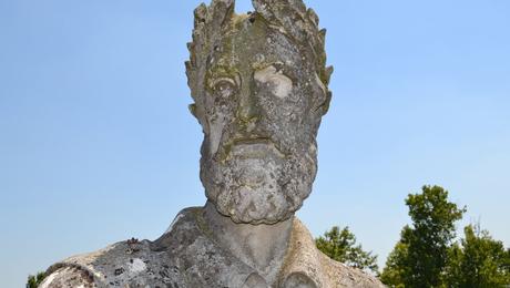 La statua di Ariosto scende a terra per affidarsi alle cure dei restauratori