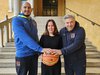l'assessore Cristina Coletti fra Alessandro Cecchetti (centro e vicecapitano di Ferrara Basket 2018) e Stefano Michelini (direttore generale)