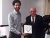 Dario Maresca del Consiglio comunale riceve targa da Sergio Mazzini di Avis, Ferrara 19 ottobre 2017