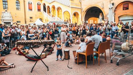 I trent'anni di vita del Ferrara Buskers Festival, finestra sulla cultura musicale dei popoli del mondo