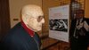 Franco Farina alla mostra con le xilografie di Trude Waehner nel salone d'onore del Municipio di Ferrara