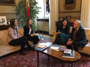 Incontro del sindaco Tiziano Tagliani con le le studentesse Arianna Travagli e Caterina Gottardi (5 EF del liceo artistico Dosso Dossi)