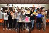 Studenti del liceo Ariosto di Ferrara con libri raccolti in occasione dell'iniziativa #ioleggoperché2016