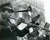 Banda davanti al duomo di Ferrara nella mostra "Trombe tromboni & grancassa" in Archivio storico, Ferrara 22 agosto-29 settembre 2017