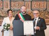 Il sindaco Alan Fabbri con Maria Rita Trevisan e Riccardo Nalli, consegna pergamena e confetti 