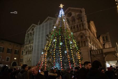 Albero Di Natale Con Foto.Sabato 30 Novembre Ferrara Accende Il Natale Con L Illuminazione Di Tre Alberi In Piazza Cattedrale All Acquedotto E Alla Base Del Grattacielo