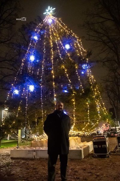 Ferrara Natale.Sabato 30 Novembre Ferrara Accende Il Natale Con L Illuminazione Di Tre Alberi In Piazza Cattedrale All Acquedotto E Alla Base Del Grattacielo