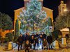 Foto di gruppo davanti ad albero del paese