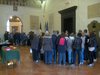 Gruppi di visitatori nel palazzo Ducale.jpg