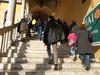 Il pubblico entra dallo Scalone Municipale.jpg