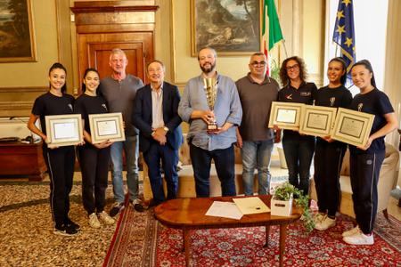 Una placa de reconocimiento y suerte del alcalde Alan Fabbri a los patinadores ferrareses que clasificaron para el Campeonato Mundial de Buenos Aires