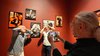 Morandi e Gulinelli scherzano davanti alla foto del cantante, con lo scatto di Harari