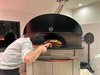 Pizzaiolo al lavoro