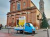 L'Apecar del progetto "Con le frazioni" del Comune di Ferrara in sosta a Francolino in via Calzolai, nel piazzale davanti alla chiesa