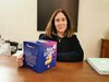 assessore Cristina Coletti con il pandoro benefico - Ferrara, 21 dicembre 2021