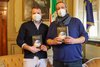 Consegna del romanzo fantasy al sindaco AlanFabbri da DanieleAlvisi (foto FVecch)