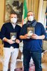 Consegna del romanzo fantasy al sindaco AlanFabbri da DanieleAlvisi (foto FVecch)