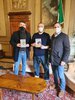 Consegna del romanzo al sindaco Alan Fabbri dall'autore Enrico Losso (a destra) insieme con il consigliere Francesco Carità (a sinistra del sindaco)
