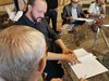 Il sindaco Alan Fabbri sigla la convenzione tra il Comune e le bande musicali Verdi di Cona e Ariosto di Ferrara (foto GioM)