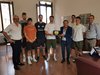 L'assessore allo Sport Andrea Maggi consegna la targa a Scuola basket Ferrara in Municipio - Ferrara, 29 giugno 2022 (foto GioM)