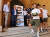 L'assessore allo Sport Andrea Maggi consegna la targa a Scuola basket Ferrara in Municipio - Ferrara, 29 giugno 2022 (foto GioM)