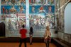 Wojciech Szymański, Małgorzata Mirga-Tas e Joanna Warsza (i curatori e l'artista) a Palazzo Schifanoia di Ferrara (foto Daniel Rumiancew)