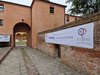 Ingresso del chiostro dove è ospitata la manifestazione "Acido acida" 2025