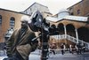 "Al di là delle nuvole": Antonioni sul set in piazza Municipale a Ferrara. Foto di Wim Wenders_Archivio Michelangelo Antonioni