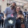 Al Ferrara Buskers Festival questa estate Omar Pedrini e Rosy Fantuzzi, col cane Wilma. In mano il cappello di Augusto Daolio. Foto Pierluigi Benini