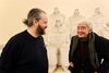 Alan Fabbri e l'artista Sergio Zanni, dietro l'opera donata 'Foto di gruppo'