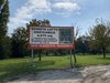 Il cartello di vendita del lotto edificabile nell'area dove si trovano gli Alberi da salvare a Barco di Ferrara (foto Gianni Rossi)