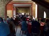 Un momento del pranzo per la raccolta fondi a favore dei terremotati