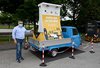 Il vicesindaco Nicona Lodi accanto all'apecar del Comune di Ferarra in sosta in via Ranuzzi a Casaglia