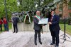 Il vicesindaco Nicola Lodi accoglie la donazione del monumento dei Bersaglieri del Po