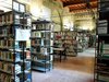 Scaffali della Biblioteca Ariostea di Ferrara