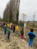 Bimbi Ferrara assistono alla semina