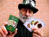 Dino Marsan con le sue carte da gioco "Il Cart ad Fràra"