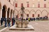 Fila di visitatori per l'ingresso al Castello estense - foto di Federico Vecchiatini