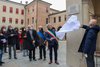 Lo scoprimento della lapide con l'ass. Marco Guilinelli e il vice presidente di Ferrariae Decus Olao Artioli (foto FVecch)