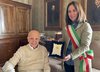 Il centenario ferrarese Raffaele Lucci riceve la targa per i cento anni dall'assessore Cristina Coletti_4 maggio 2022