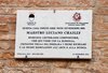 La targa commemorativa in ricordo del compositore Luciano Chailly sulla facciata di Palazzo Scacerni a Ferrara