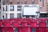 Piazza Castellina allestita ogni venerdì per la proiezione serale del film della rassegna "Cinema Castellina"