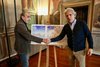 Claudio Gualandi con l'assessore Marco Gulinelli per la presentazione dell'illustrazione che celebra i 30 anni del riconoscimento UnescoFE - foto FVEcch