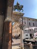 Colonne di Palazzo Municipale sul lato che si affaccia sul Duomo di Ferrara - 28 aprile 2022