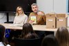 L'ass. Chiara Scaramagli con l'illustratore Lunghini alla consegna dei libri scuole - Don Milani, 5 febbraio 2025