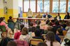 L'ass. Chiara Scaramagli con l'illustratore Lunghini alla consegna dei libri scuole - San Bartolomeo, 5 febbraio 2025