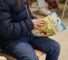 L'ass. Chiara Scaramagli con l'illustratore Lunghini alla consegna dei libri scuole di Ferrara, 5 febbraio 2025