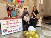 operatori della struttura dove si trova la centenaria (da sinista Federica Manigrasso, Sabrina Andreati, Luca Benetti) con la figlia e la centenaria Linda Fagioli insieme all'assessore Cristina Coletti